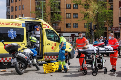Asistencia sanitaria a una mujer atropellada en la calle Esteban Sáez Alvarado.
