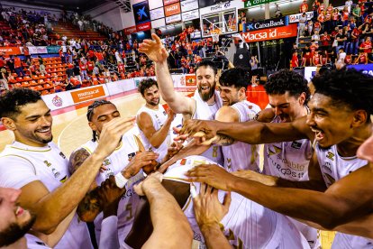 La plantilla celebra la remontada en Manresa con la que da un paso decisivo hacia la salvación.