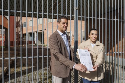 Ángel Ibáñez y Andrea Ballesteros, en el antiguo centro de especialidades.