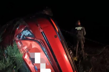 El coche robado en el taller de Vitigundino y con el que el detenido ha sufrido un accidente.