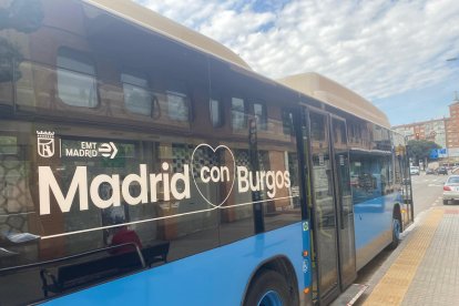 Un autobús azul de Madrid, en Burgos, a punto de recoger a una usuaria de Afabur.
