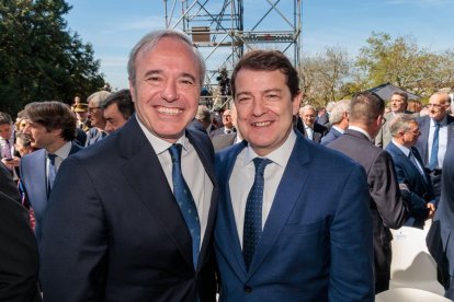 El presidente en funciones de la Junta de Castilla y León, Alfonso Fernández Mañueco, felicita a Jorge Azcón por su investidura como presidente del Gobierno de Aragón.