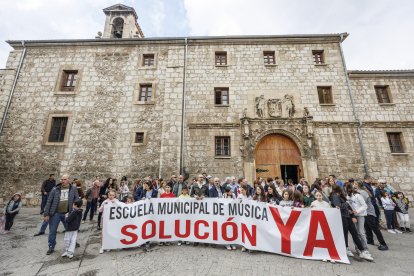 Imagen de la concentración a las puertas de la Escuela Municipal de Música.