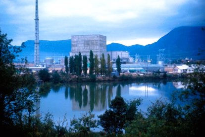 La central de Garoña está a orillas del Ebro y el pantano de Sobrón.