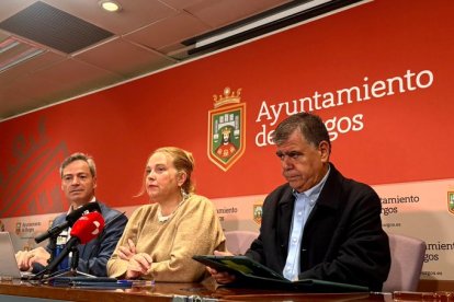 Barriada, Ayala y Manso explican las novedades sobre el servicio de autobuses, tras la crisis desatada con el incendio del 21 de abril.
