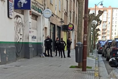 Varios agentes junto al joven tendido en el suelo.