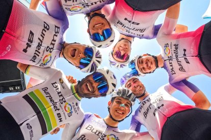 Imagen de los siete ciclistas del Burgos BH Burpellet.