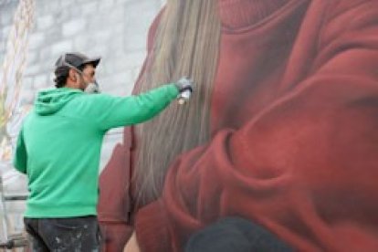 El artista burgalés Christian Sasa durante la creación del mural.