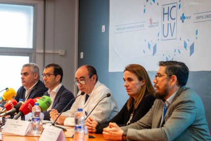El gerente del Hospital Clínico Universitario de Valladolid, José Antonio Arranz Velasco, junto a representantes de los servicios clínicos relacionados, informa de la participación del centro hospitalario en dos ensayos clínicos internacionales en tratamiento del cáncer de próstata.