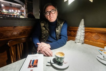 El escritor Eliseo González, con su nueva obra, 'Un lugar frente al fuego'.