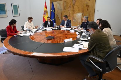 Imagen de la reunión sobre la situación del barco afectado por hantavirus.
