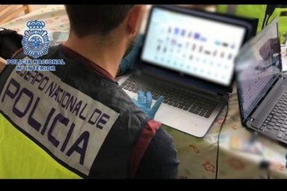 Archivo - Agente de la Policía Nacional.