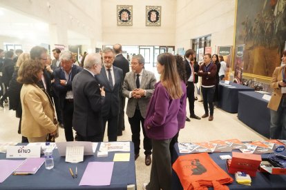 El presidente de las Cortes de Castilla y León, Francisco Vázquez; el presidente de CEOE Valladolid, Carlos Magdaleno, y el director de Área de Negocio en Valladolid de Caixabank Dualiza, José Ángel Torres, participan en la inauguración de la V Feria de Empleo y Formación Profesional.