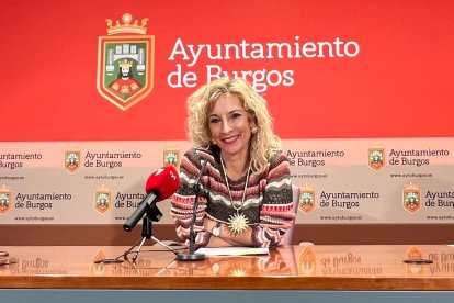 Blanca Carpintero, concejal socialista, durante la rueda de prensa en la que informó sobre la situación de la Escuela Municipal de Teatro.