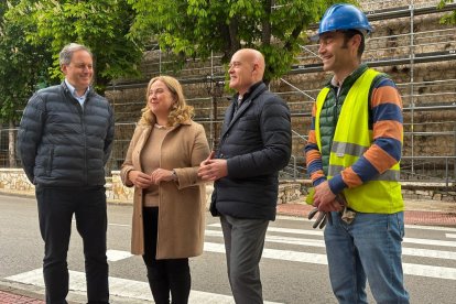 La alcaldesa de Burgos, Cristina, Ayala y el concejal de patrimonio, Angel Manzanedo, con técnicos frente a la muralla.