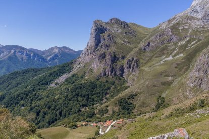 Montes de Liébana donde se guarecieron los maquis de la Brigada Machado en los que se inspira la segunda novela de Yaiza Santamaría Paredes.