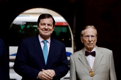 El presidente de la Junta de Castilla y León, Alfonso Fernández Mañueco, asiste al acto de presentación de la obra ''Historia de los Rotarios en España.1920-1936'' y entrega de distinciones de honor de la Academia Española de Estudios Históricos de Odontología y Estomatología.