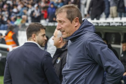 Ramis junto al banquillo en el partido contra el Almería en El Plantío.