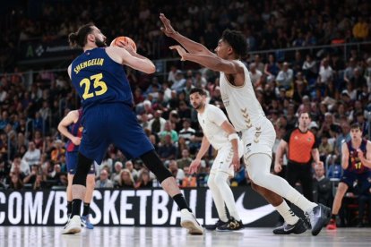 Shengelia maneja el balón ante Samuels.