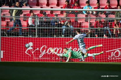 Magunazelaia bate a Juanpa en el minuto 3 tras recibir una asistencia de Adu Ares y marca el gol que decidió el partido en Anduva.