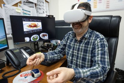 Las manos manipulan lo que se ve en las gafas 3D y se pueden observar en la pantalla del ordenador.