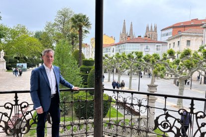 El concejal de Fiestas en la presentación de los conciertos de los Domingos en el Templete.