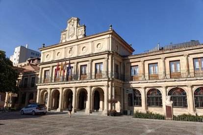 Archivo - El Ayuntamiento de San Marcelo de la capital leonesa acogerá un pleno extraordinario de la RAE.