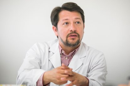 Alejandro López, responsable de la Unidad de Toxiciología del Servicio de Urgencias del HUBU que ha atendido un centenar de mordedura de víboras desde 2018.
