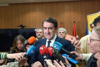 El consejero de Medio Ambiente, Vivienda y Ordenación del Territorio, Juan Carlos Suárez-Quiñones, en las instalaciones de Inbiotec, en la capital leonesa.