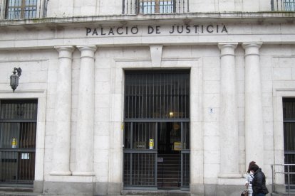 Archivo - Trib.-Condenado a dos años por agresión sexual a su pareja y golpearla con la puerta del coche.