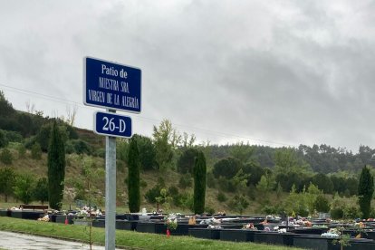 Imagen del patio con el nombre de la Virgen de la Alegría.