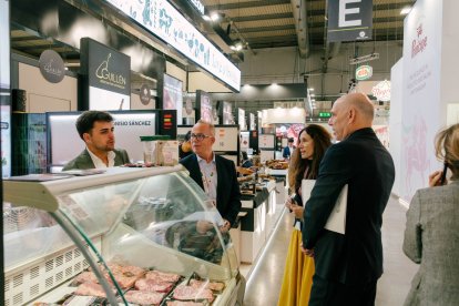 El viceconsejero de Economía y Competitividad de la Junta, Carlos Martín Tobalina, visita la feria 'TuttoFood' 2026 de Milán, en Italia.