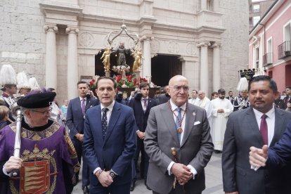 El alcalde de Valladolid, Jesús Julio Carnero, participa en la ofrenda floral y la posterior procesión en honor a San Pedro Regalado.