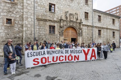 Concentración de padres y alumnos, a las puertas de la Escuela de Música 'Antonio de Cabezón'.