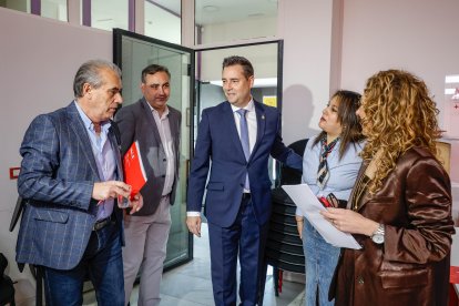 Luis Briones, Álvaro Morales, Daniel de la Rosa, Estrella Paredes y Virginia Jiménez en la sede del PSOE de Burgos