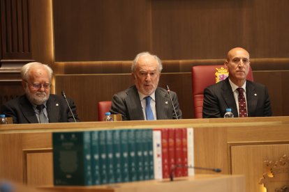 El alcalde de León, José Antonio Diez (derecha) y el director de la RAE, Santiago Muñoz Machado (centro), en el Ayuntamiento de San Marcelo de la capital leonesa, donde la RAE ha celebrado un pleno extraordinario.