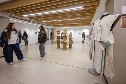 La exposición 'Procesos en construcción' reúne una selección de trabajos realizados por alumnos de la Escuela de Arte y Superior de Diseño de Burgos.