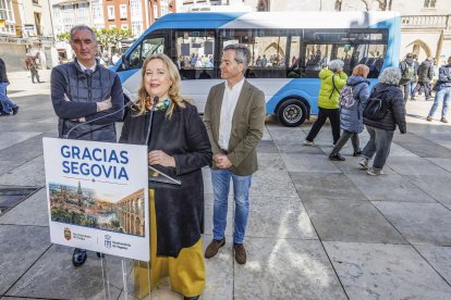 Un momento de la presentación del minibús de Segovia, frente a la Catedral de Burgos.