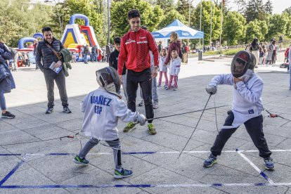 Dos nios participan en la I Fiesta del Deporte