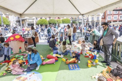 Un momento de diversión en el Día Internacional de las Familias, este domingo en la Plaza Mayor.