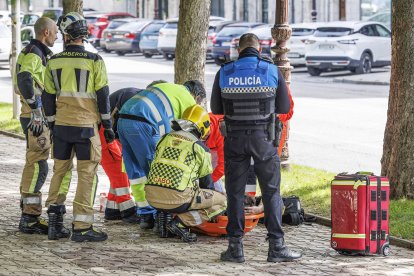 Los servicios de emergencias atienden al herido.