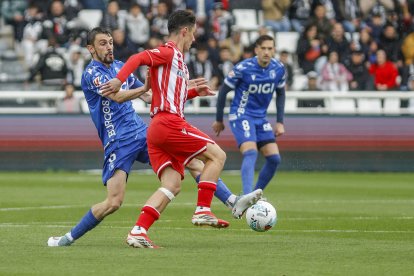 Atienza encara a un rival durante el partido contra el Almería.