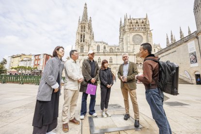 Un momento de la visita del equipo de televisión taiwanés a Burgos.