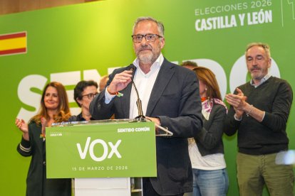 Archivo - El candidato de VOX a la Presidencia de Castilla y León, Carlos Pollán, interviene tras el seguimiento de la noche electoral de VOX en Castilla y León, en el Hotel San Francisco, a 15 de marzo de 2026, en Valladolid, Castilla y León (España). Ca.