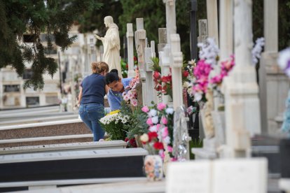 Archivo - Personas llevan flores a un ser querido, en el Cementerio de San Fernando. A 31 de octubre de 2025, en Sevilla (Andalucía, España). El cementerio de San Fernando se prepara para acoger la festividad de Todos los Santos. En la jornada previa, num.