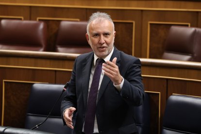 Archivo - El ministro de Política Territorial y Memoria Democrática, Ángel Víctor Torres, interviene durante una sesión de control al Gobierno, en el Congreso de los Diputados, a 18 de marzo de 2026, en Madrid (España). 