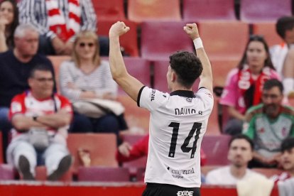 David González festeja con los aficionados desplazados a Granada el gol de la victoria.