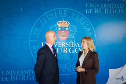El rector de la UBU, José Miguel García, y la directora de la FNMT, Isabel Valldecabres, tras firmar el acuerdo de colaboración.