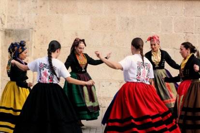 Colección de Cojonuda Studio con Danzas Justo del Río.