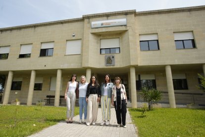 La vicesecretaria general del PSOE de Castilla y León, Nuria Rubio (2D), junto a la directora de Proyecto Hombre de Ponferrada, Tania Paz (C), la procuradora socialista por León Mabel Fernández (D), la portavoz de la Comisión Ejecutiva Provincial del PSOE de León, Lucía de Castro (I), durante su visita a la institución.